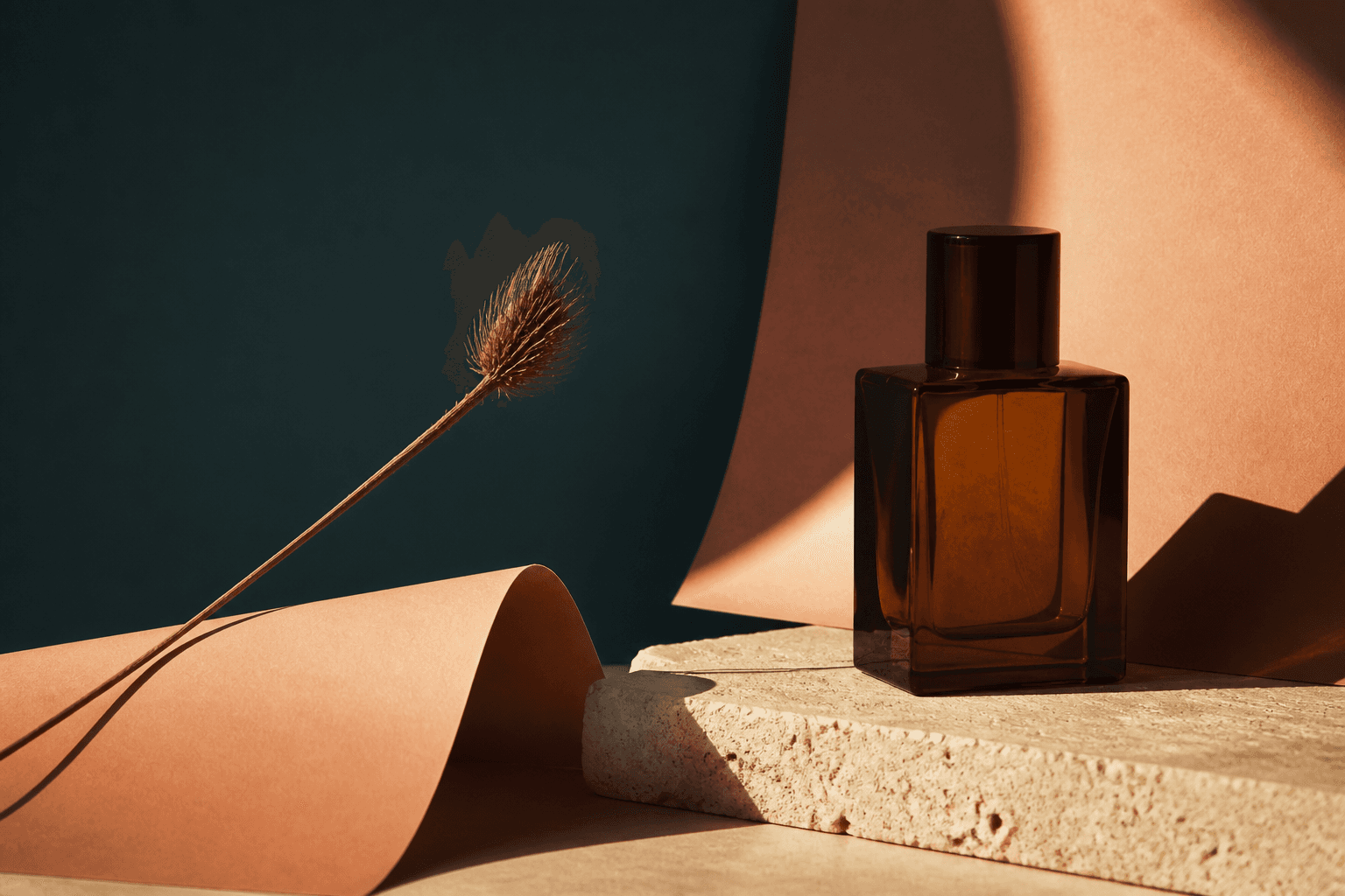 Flacon de parfum ambré dans une lumière chaude et sculpturale